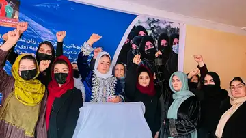 Imagen de Archivo de un grupo de mujeres en una protesta a puerta cerrada en Kabul Imagen de Archivo de un grupo de mujeres en una protesta a puerta cerrada en Kabul