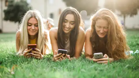 Tres chicas mirando el móvil Tres chicas mirando el móvil