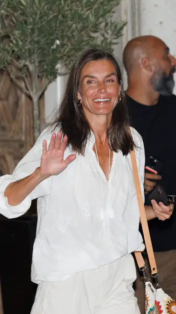 La reina Letizia, muy bronceada después de sus vacaciones La reina Letizia, muy bronceada después de sus vacaciones