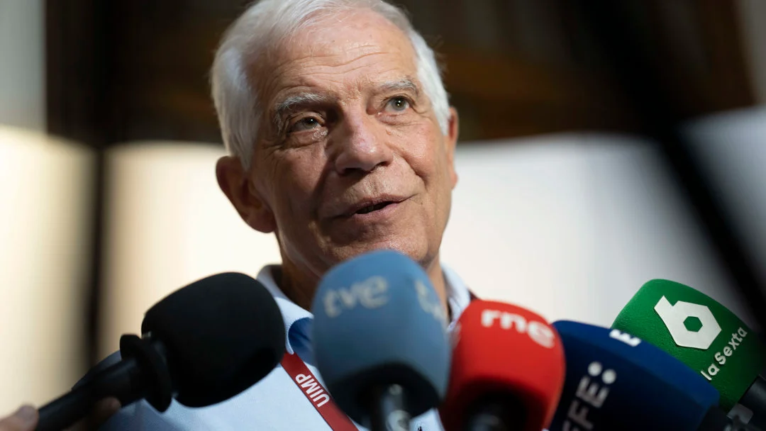 Josep Borrell atendiendo a medios