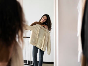 Mujer probándose un jersey