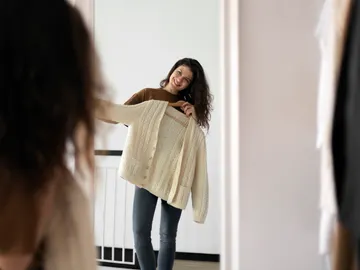Mujer probándose un jersey Mujer probándose un jersey