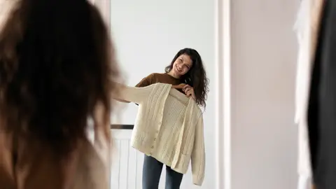 Mujer probándose un jersey Mujer probándose un jersey