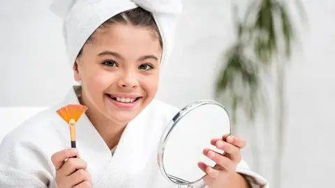 Niña haciendo su rutina de belleza Niña haciendo su rutina de belleza