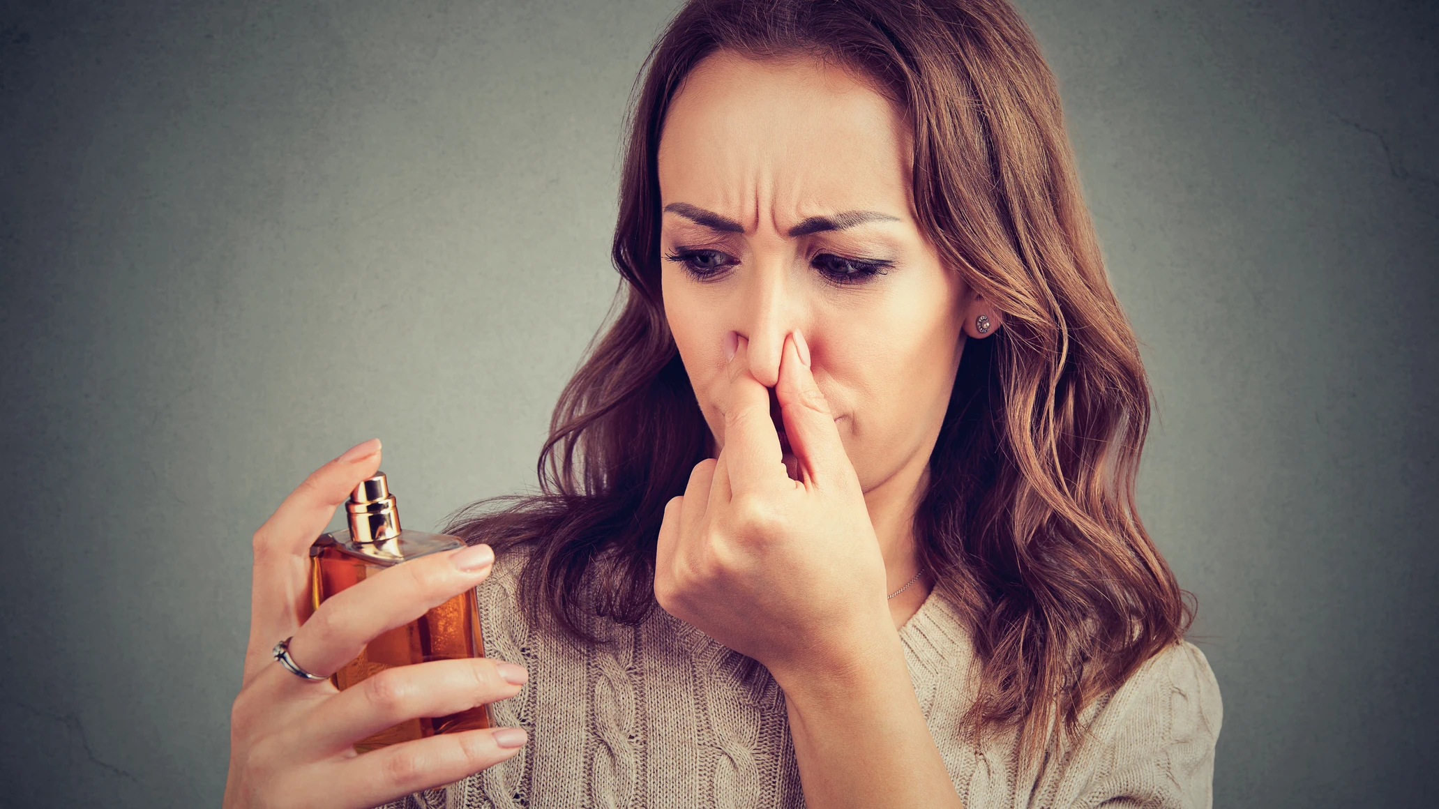 Mujer oliendo un perfume Mujer oliendo un perfume