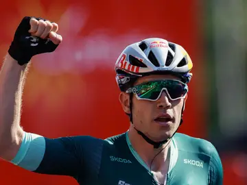 Van Aert levanta el brazo tras ganar la séptima etapa de la Vuelta España Van Aert levanta el brazo tras ganar la séptima etapa de la Vuelta España