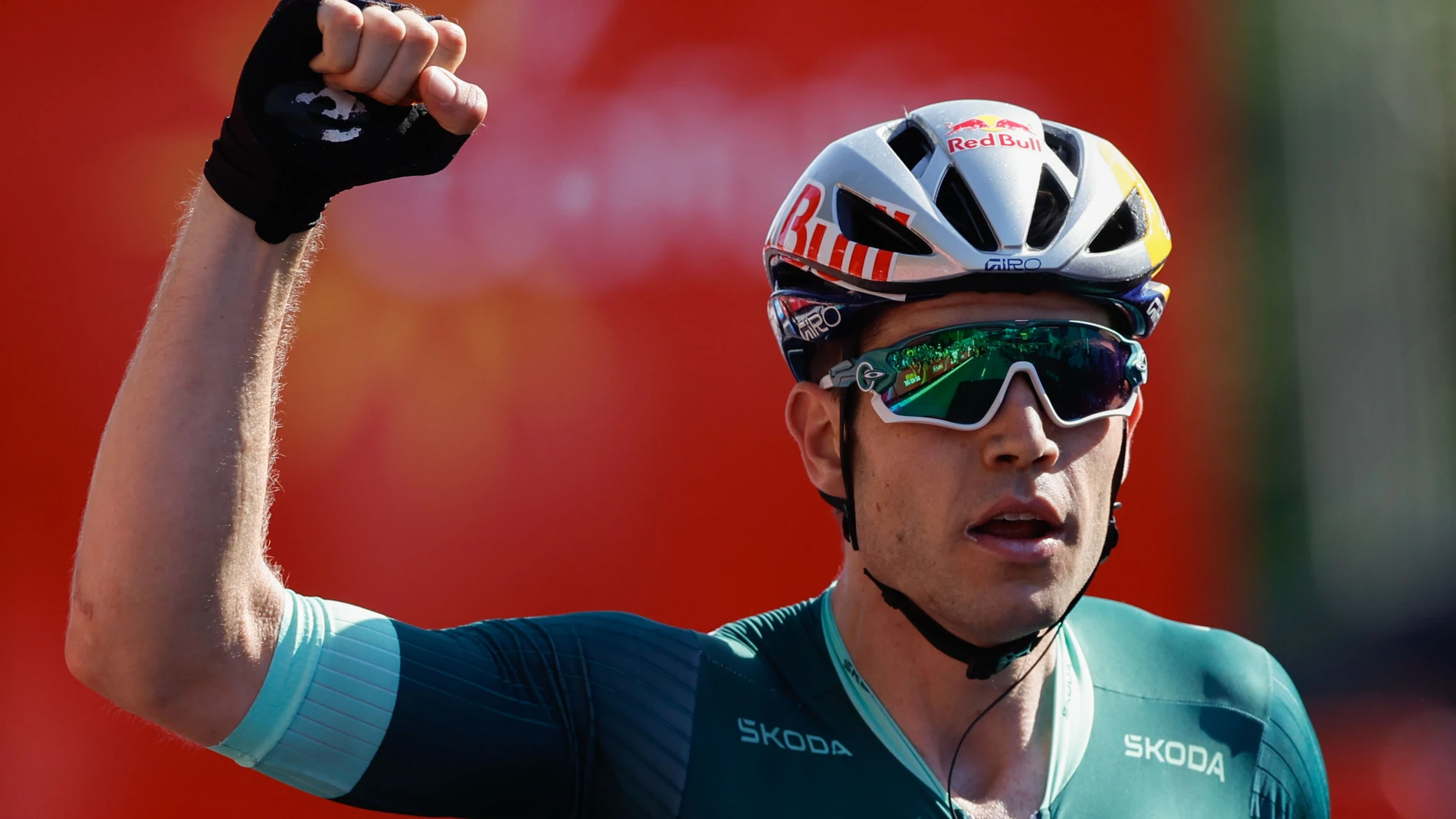 Van Aert levanta el brazo tras ganar la séptima etapa de la Vuelta España Van Aert levanta el brazo tras ganar la séptima etapa de la Vuelta España