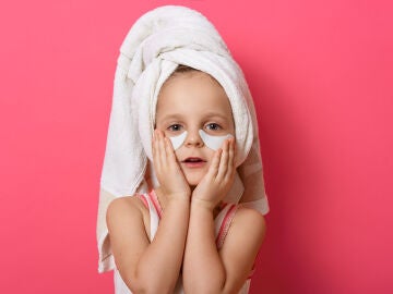 Niña haciéndose skincare