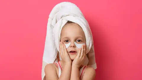 Niña haciéndose skincare Niña haciéndose skincare