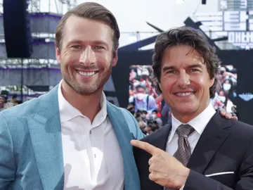 Glen Powell y Tom Cruise Glen Powell y Tom Cruise