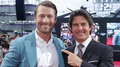Glen Powell y Tom Cruise Glen Powell y Tom Cruise