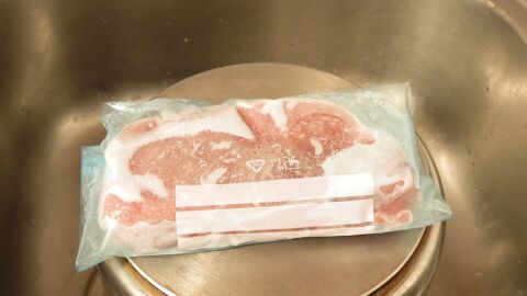 Si te olvidaste de sacar la carne del congelador, este truco te permite tenerla lista en 5 minutos