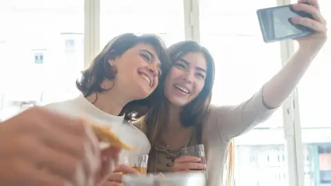 Dos mujeres haciéndose un selfie Dos mujeres haciéndose un selfie