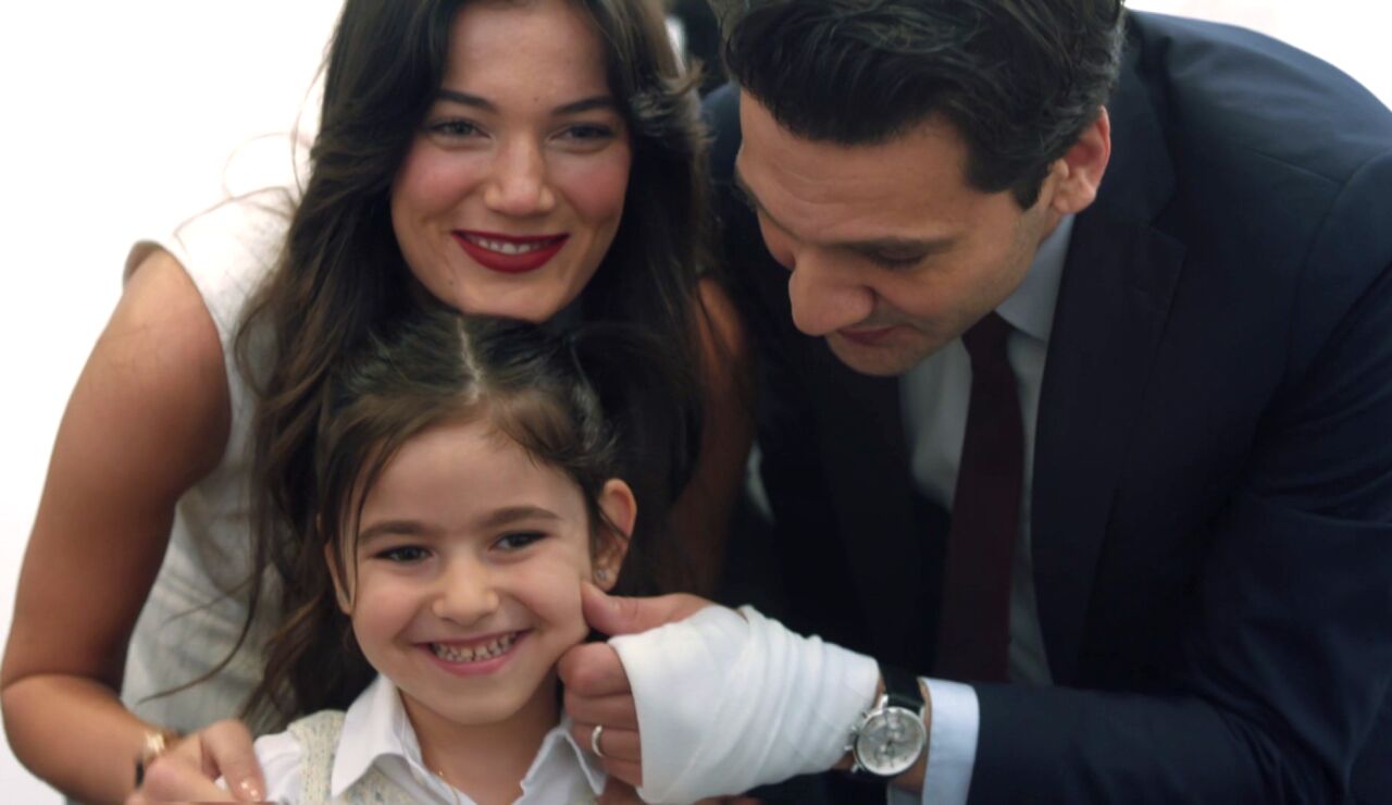 &iexcl;Excursi&oacute;n familiar! Ceylin e Ilgaz protagonizan un tierno momento junto a Mercan en una exposici&oacute;n de arte