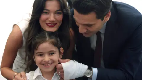 ¡Excursión familiar! Ceylin e Ilgaz protagonizan un tierno momento junto a Mercan en una exposición de arte ¡Excursión familiar! Ceylin e Ilgaz protagonizan un tierno momento junto a Mercan en una exposición de arte