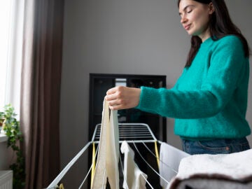 Mujer teniendo la colada