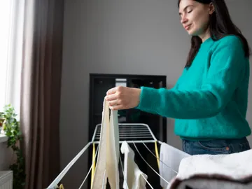 Mujer teniendo la colada Mujer teniendo la colada