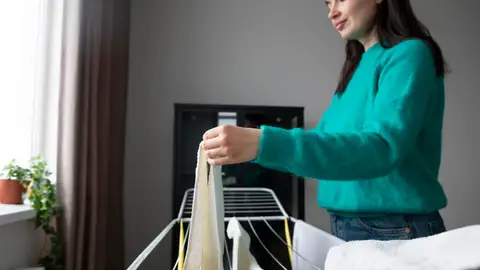 Mujer teniendo la colada Mujer teniendo la colada