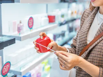 Probando un perfume Probando un perfume