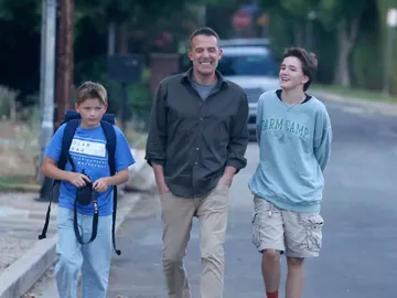 Ben Affleck junto a sus hijos Fin y Sam Ben Affleck junto a sus hijos Fin y Sam