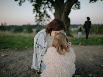 Una madre junto a su hija