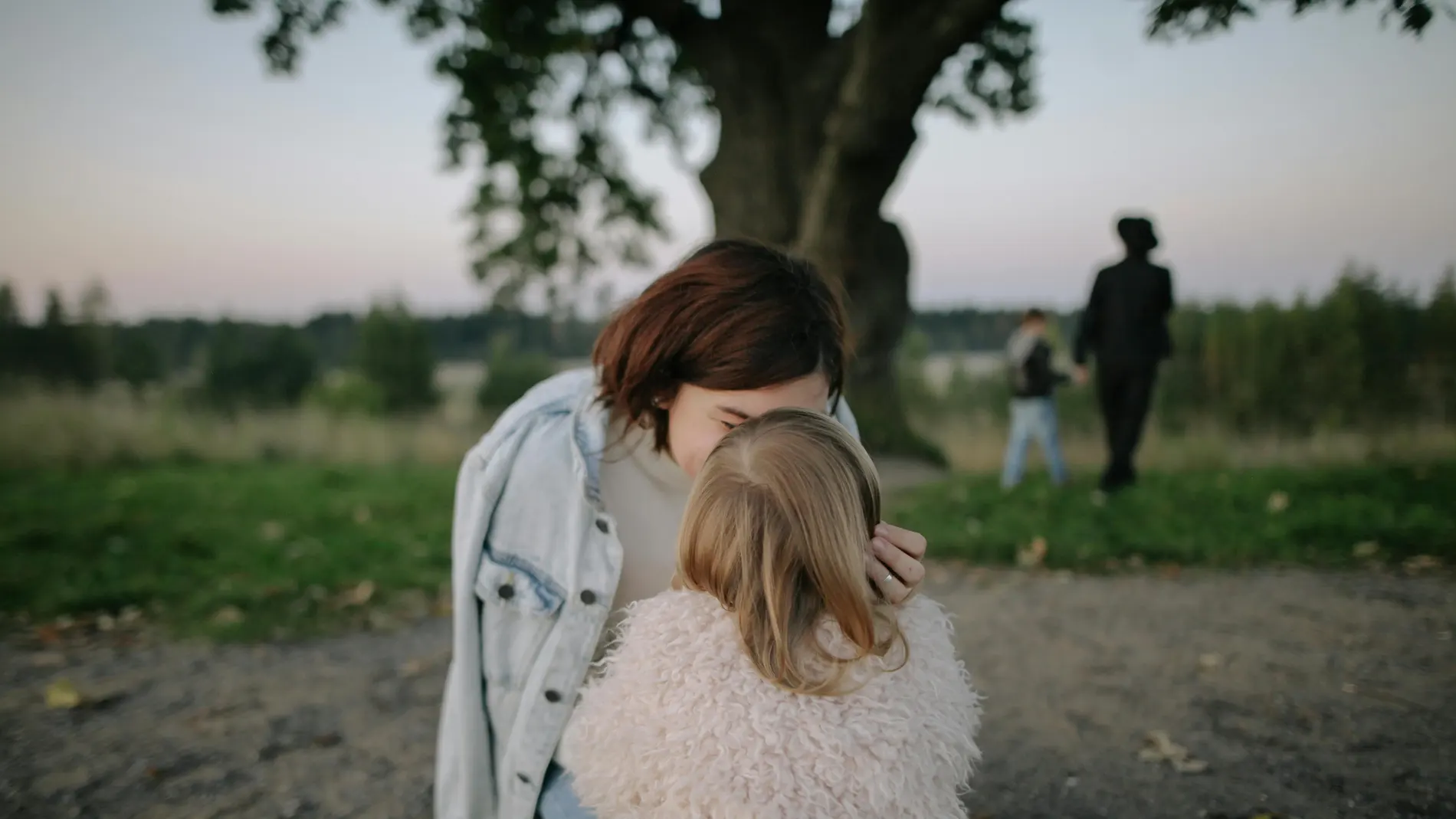 Una madre junto a su hija Una madre junto a su hija