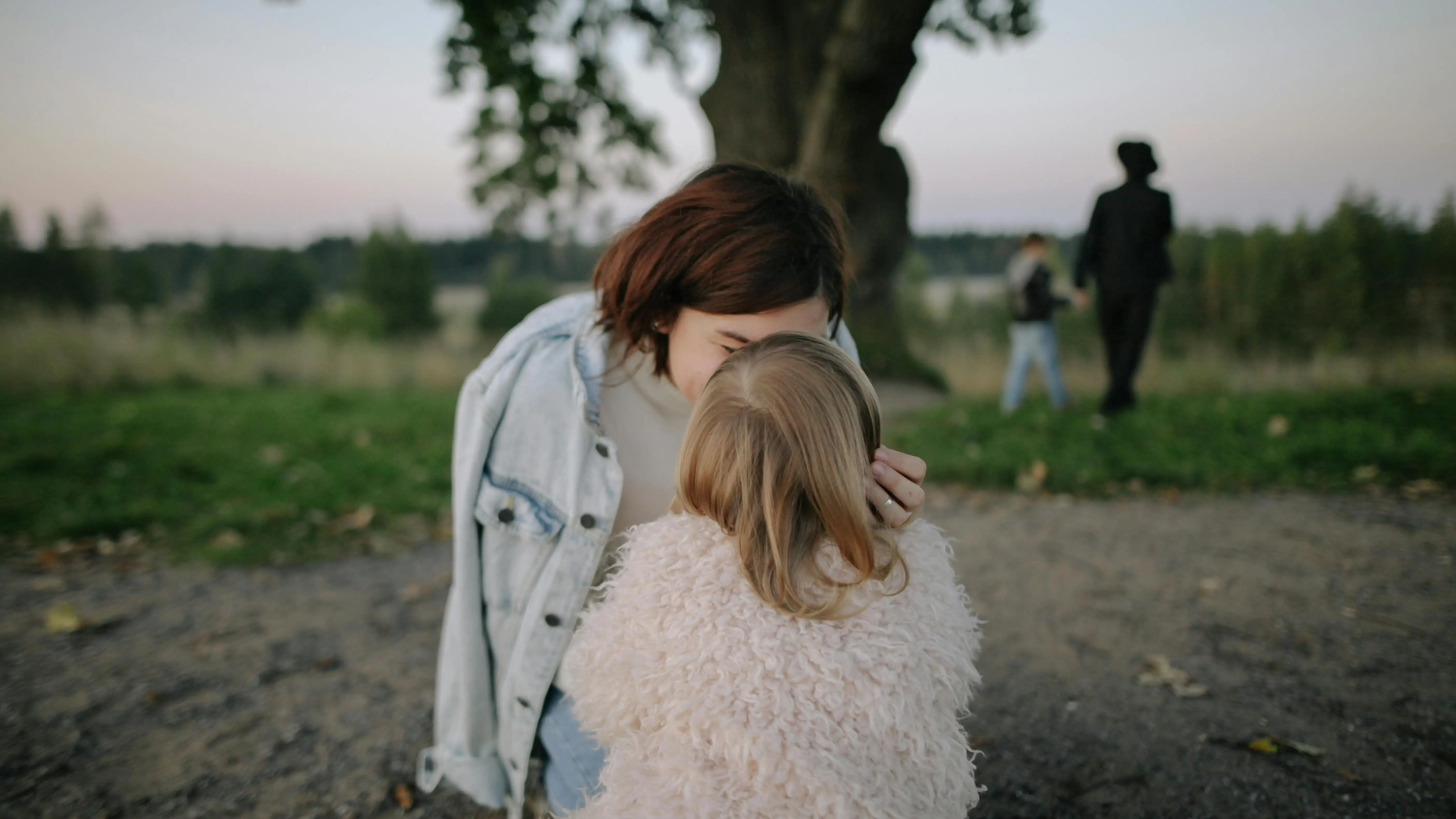 Una madre junto a su hija