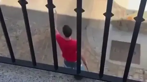 Un hombre se atrinchera con un cuchillo con sus padres y amenaza con decapitarles en Fregenal de la Sierra (Badajoz) Un hombre se atrinchera con un cuchillo con sus padres y amenaza con decapitarles en Fregenal de la Sierra (Badajoz)