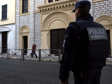 Imagen de archivo de un policía municipal ante una sinagoga en Niza