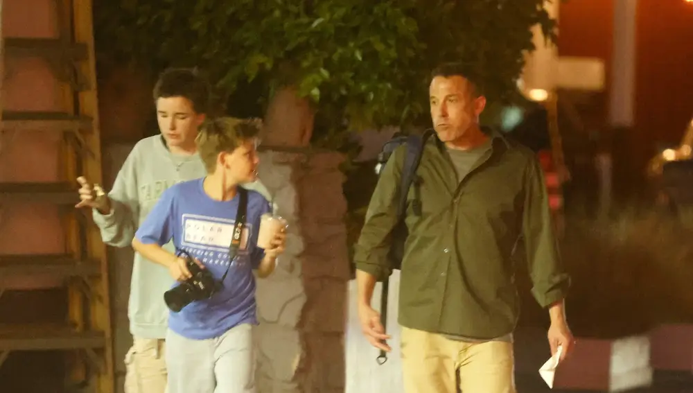 Ben Affleck junto a sus hijos Fin y Sam Ben Affleck junto a sus hijos Fin y Sam