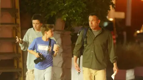 Ben Affleck junto a sus hijos Fin y Sam Ben Affleck junto a sus hijos Fin y Sam