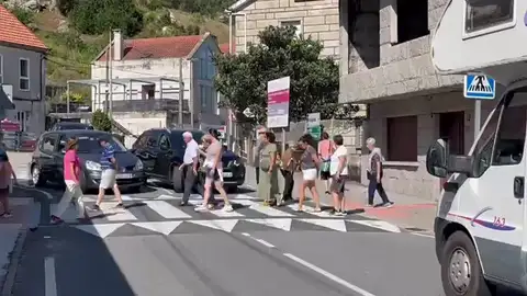 Los vecinos de O hío bloquean los pasos de peatones cruzándolos repetidamente como protesta por el turismo Los vecinos de O hío bloquean los pasos de peatones cruzándolos repetidamente como protesta por el turismo