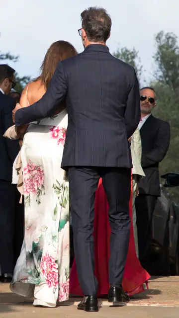 Álvaro Muñoz Escassi con otra invitada en la boda de Jordi Cruz Álvaro Muñoz Escassi con otra invitada en la boda de Jordi Cruz