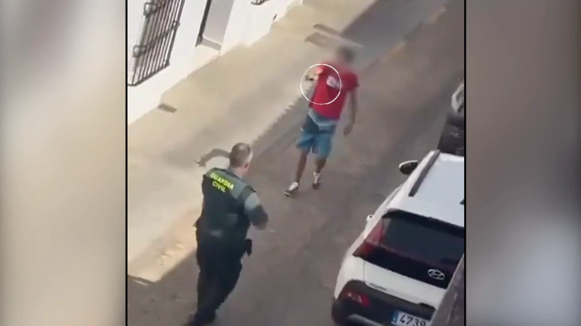 Imagen del momento de las amenazas a los agentes