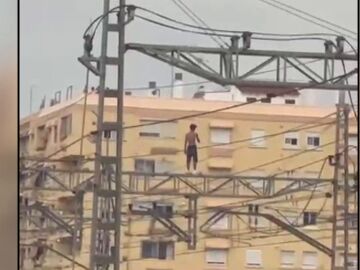 Imagen del hombre subido a la catenaria en Valencia.