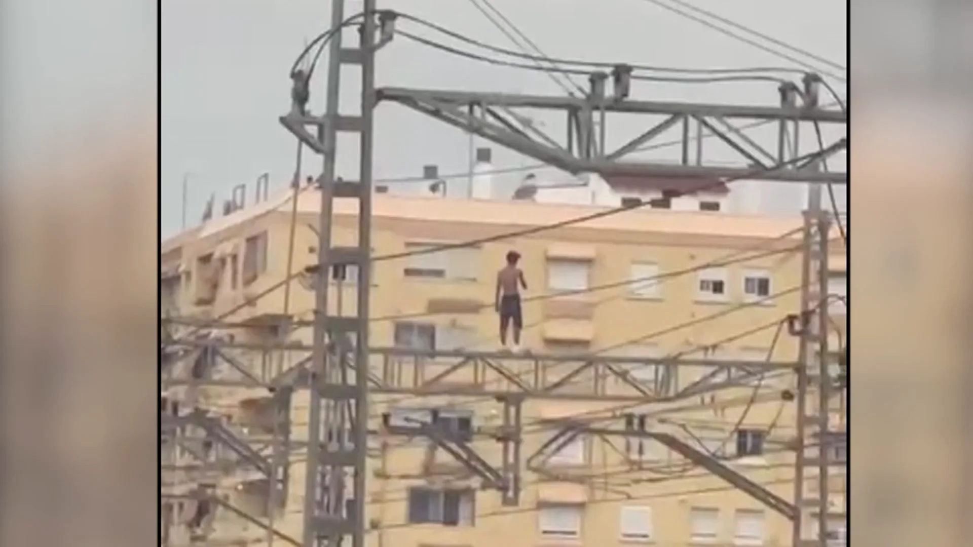 Imagen del hombre subido a la catenaria en Valencia. Imagen del hombre subido a la catenaria en Valencia.