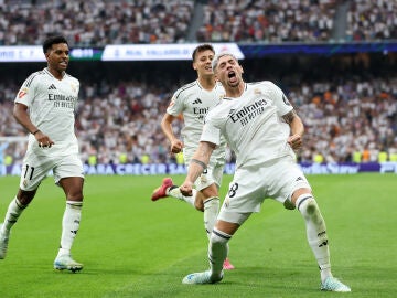 Fede Valverde celebra su gol de falta ante el Valladolid