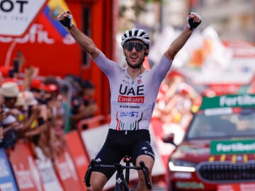 Adam Yates celebra su victoria en la etapa 9 de la Vuelta España