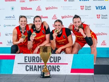 La Selección española femenina posa con la medalla de oro del campeonato de Europa de baloncesto 3x3