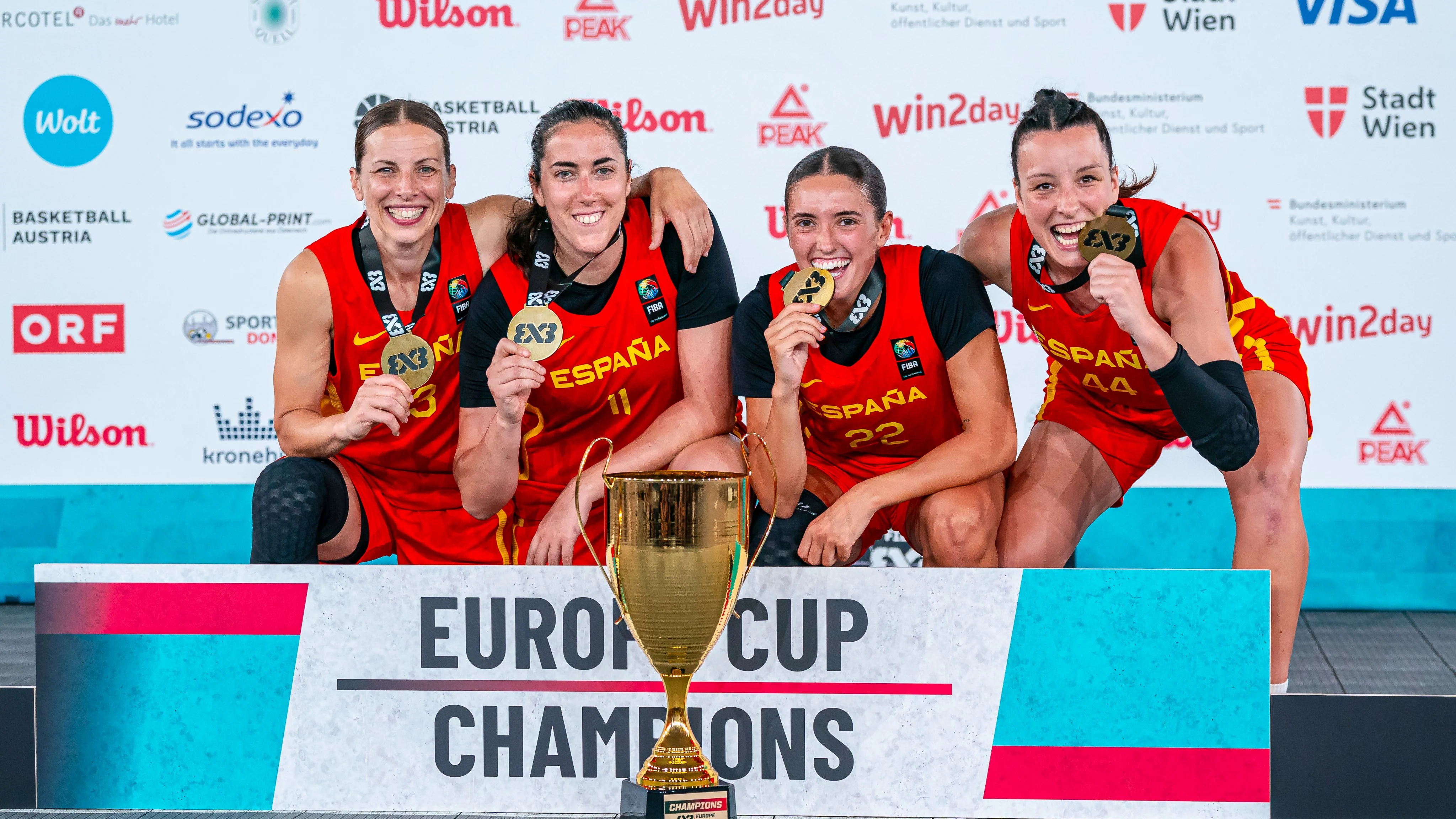 La Selección española femenina posa con la medalla de oro del campeonato de Europa de baloncesto 3x3 La Selección española femenina posa con la medalla de oro del campeonato de Europa de baloncesto 3x3