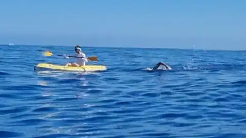 Joaquín Todo nadando entre Menorca y Mallorca Joaquín Todo nadando entre Menorca y Mallorca