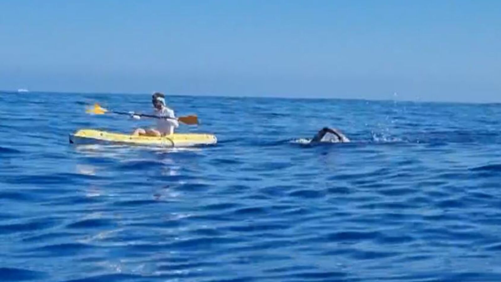 Joaquín Todo, de 54 años, nada durante 14 horas seguidas los 37 km que separan Menorca de Mallorca