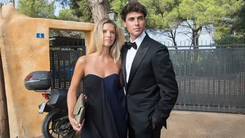 Daniel Illescas y su pareja Katia Gutiérrez-Colomer, invitados en la boda de Jordi Cruz y Rebecca Lima Daniel Illescas y su pareja Katia Gutiérrez-Colomer, invitados en la boda de Jordi Cruz y Rebecca Lima