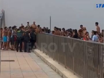 Marroquíes entran en la playa del Tarajal 