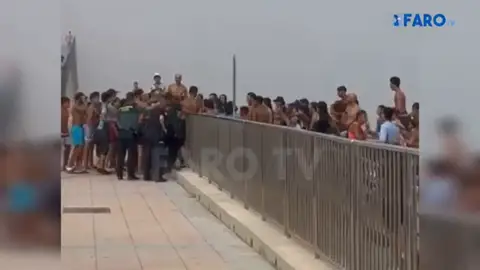 Marroquíes entran en la playa del Tarajal Marroquíes entran en la playa del Tarajal