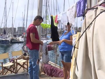 Una familia estafada vive en un barco como okupa