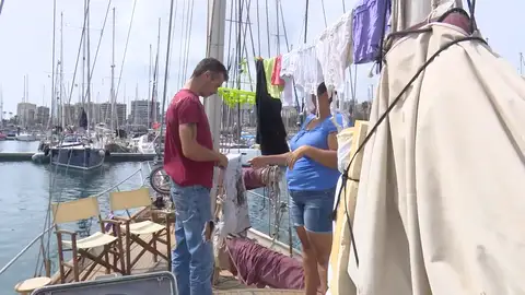 Una familia estafada vive en un barco como okupa Una familia estafada vive en un barco como okupa