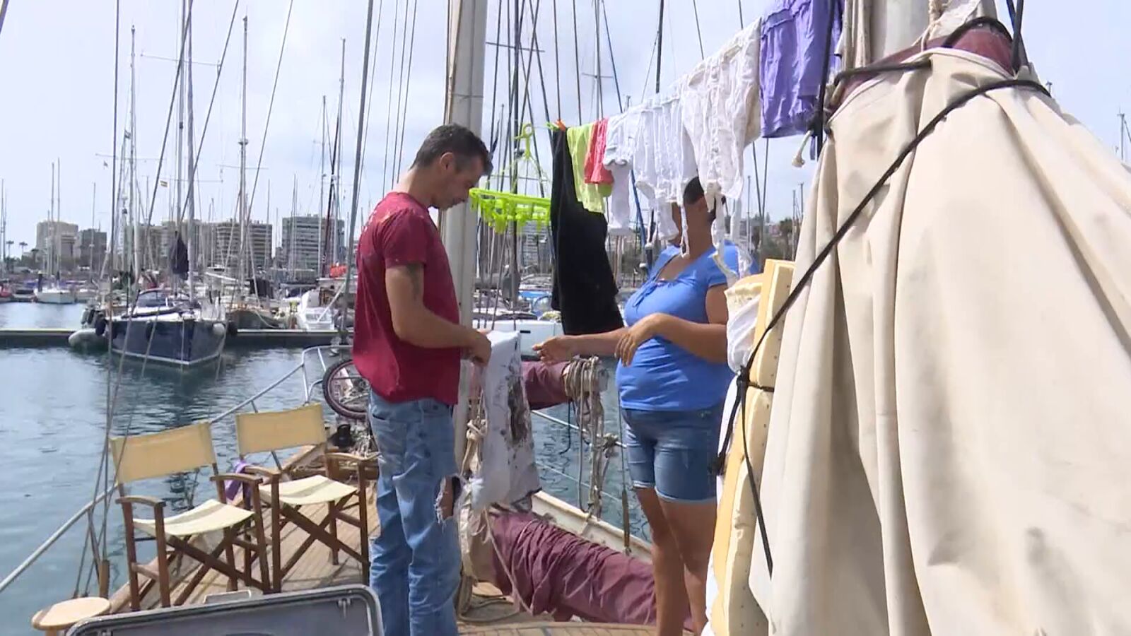 Un matrimonio y sus cuatro hijos menores, estafados y viviendo como okupas en un barco