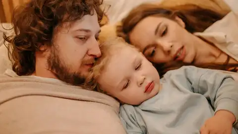 Pareja con un niño de 2 años Pareja con un niño de 2 años