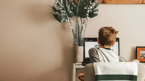 Niño consultando información en internet Niño consultando información en internet
